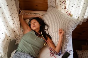 Asian woman laying in bed uncomfortable Image by freepik